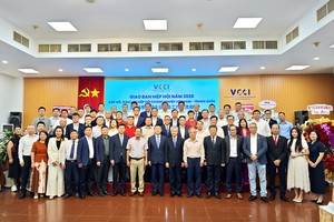 越中单位领导、企业、代表等在交流会上合照。