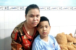 裴氏金枝与白血病患儿长安盼社会帮助。