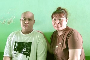 阮氏玉兰请求热心人士帮助患癌儿子。