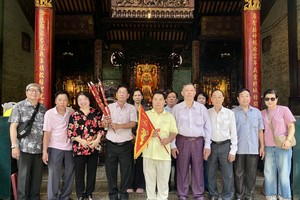 统一粤剧团顾问会迎接天后圣母令旗仪式。