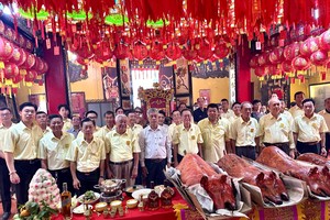 第十五届理事会成员恭贺天后圣母宝诞。
