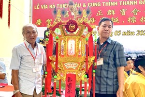 群宾会馆天后宫值理会主席曾文良（右）移交第一圣灯。