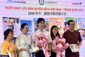 阮丽芝女士向越中各单位赠送鲜花和图书。