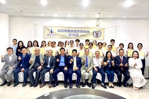 领奖学生与各单位领导、代表合照。