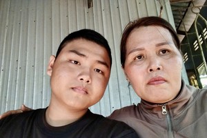 阮玉姈与邓黄明两母子。