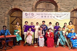 各单位代表体验长衫的魅力。