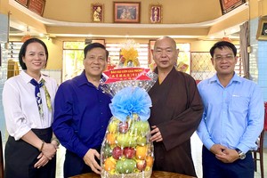 本报领导向释慧功和尚致以佛诞的吉祥祝贺。