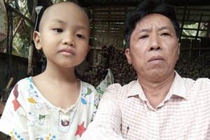 蔡文山与患癌症的独子向社会求助。