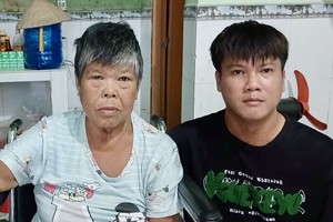 黄秋玲与儿子盼社会帮助。
