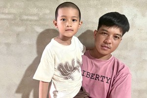阮文仁与患病的幼子家兴亟需社会援助医药费！