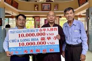 释慧功和尚、陈健安居士向文忠孝主任移交赞助经费仪式。