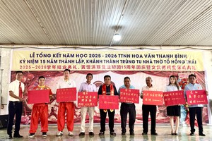 廖子权校长接受各界热心教育人士与单位捐赠助学金。
