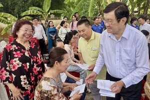 原国家主席张晋创，胡志明市各少数民族文学艺术协会主席张四妹、双成隆安塑胶公司董事长丁文森向优抚家庭赠送慰问礼品。