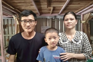 杜玉田夫妇和患肠癌的儿子。