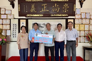 崇正会馆理事长郑鑫发向文忠孝主任移交3000万元赞助金。