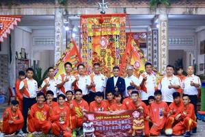 徐梓衡师傅和团员与中国关圣宫龙狮总会代表团合照。
