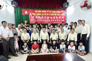崇正揭西同乡相济会理事们与领奖优秀子弟合影。（同乡会供图）