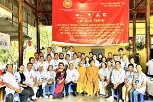 胡志明市堤岸坊东医会慈善团与同奈市隆福乡隆福寿寺住持释明开上座留影。（东医会供图）