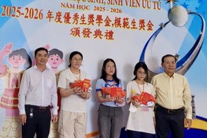 崇正大埔同乡福利会会长李礼勇（左一）与崇正会馆常值副理事长黄木锦颁发奖学金。（福利会供图）