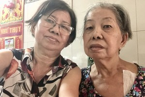 施秀菁（右）与施秀琼两姐妹同患肾病。（求助者供图）