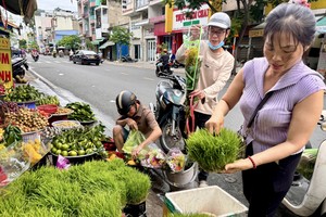 傍晚时分，仍有不少消费者购买供品拜七姐。仁建/摄