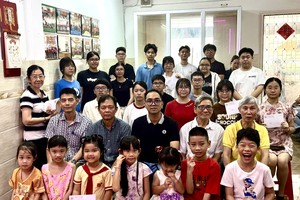 获奖子弟与理事会成员合照。仁建/摄