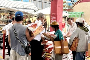 各理事向贫困乡亲发送爱心礼品。（天后宫/图）