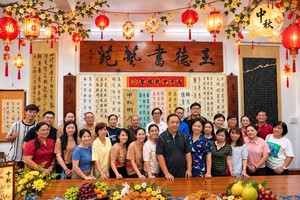 林汉城老师玉学员们济济一堂。仁建/摄