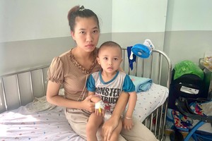罹患癌症的邓英勇由母亲范氏燕照料。