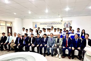 领取奖学金的学生与台办领导、基金会董事们和师长们合照。