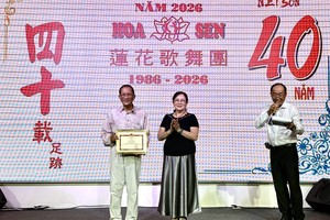 莲花歌舞古乐团团长陈志华接受新富坊奖状。仁建/摄