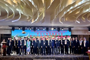 崇正大埔同乡福利会第十三届理监事同仁。仁建/摄