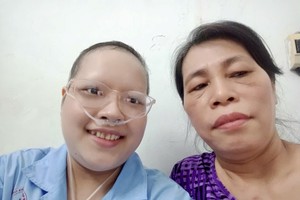 裴氏红玉在医院照顾女儿红协。求助者供图