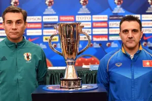 HLV Miguel (trái) và Bruno trong lần đối đầu tại Giải vô địch châu Á 2016