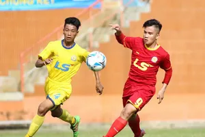 Đội TPHCM (áo đỏ)( giành chiến thắng đầu tiên (ảnh: DŨNG PHƯƠNG)