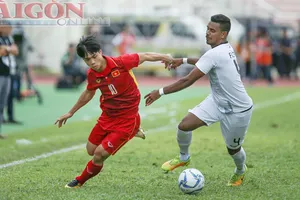 Công Phượng vượt qua hậu vệ Đông Timor. Ảnh: Dũng Phương