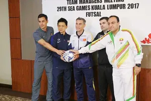 HLV các đội chụp ảnh lưu niệm tại cuộc họp báo trưa nay