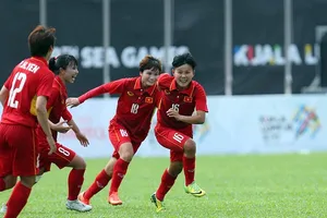 Các cầu thủ Việt Nam khẳng định sự vượt trội trước Myanmar. Ảnh HOÀNG HÙNG 