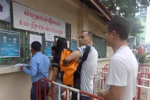 Khán giả Campuchia xếp hàng mua vé trong trật tự