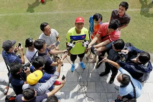 HLV Mai Đức Chung trong một lần trao đổi cùng giới truyền thông. (ảnh: MINH HOÀNG)