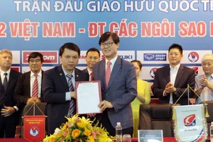 TTK VFF Lê Hoài Anh chụp ảnh lưu niềm cùng đại diện LĐBĐ Hàn Quốc. Ảnh: MINH HOÀNG 