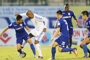 B.Bình Dương (áo xanh) và cả Quảng Nam cùng đặt mục tiêu giành chiến thắng ở vòng 19. (Ảnh: DŨNG PHƯƠNG)