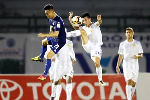 Quảng Nam (áo trắng) đang hướng đến cú đúp ở mùa này. (Ảnh: DŨNG PHƯƠNG)