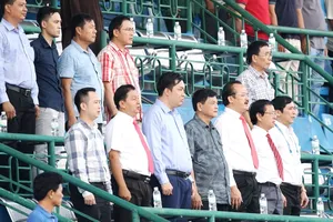 Nhiều quan chức của VFF, VPF trên khán đài sân Bình Dương vào ngày 6-10 vừa qua. (Ảnh: HOÀNG HÙNG)