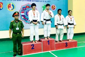 Đại tá PGS TS Vương Văn Hùng – Phó Hiệu trưởng Trường ĐH CSND trao huy chương cho các VĐV ở hạng cân -52kg nữ.