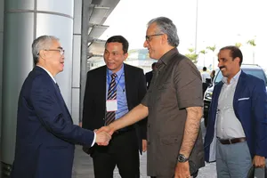 Chủ tịch VFF Lê Hùng Dũng bắt tay chào mừng ông Ebrahim Al Khalifa