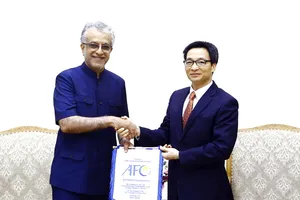 Ông Ebrahim Al Khalifa trao cờ lưu niệm của AFC cho Phó Thủ tướng Vũ Đức Đam. Ảnh: MINH HOÀNG