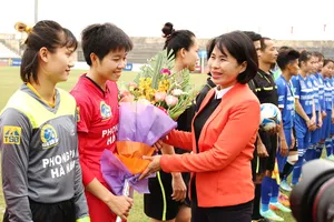 Lễ khai mạc lượt về được tiến hành trên sân Hà Nam. Ảnh: ANH TRẦN