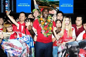 Sol Cambell trong vòng vây của fan hâm mộ CLB Arsenal tại sân bay Tân Sơn Nhất. Ảnh: ANH TRẦN