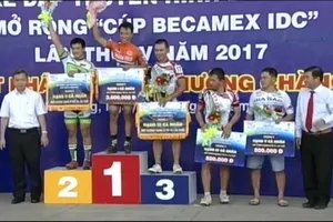 BTC trao giải cho các VĐV xuất sắc ở lễ bế mạc. Ảnh: TÙNG DANH